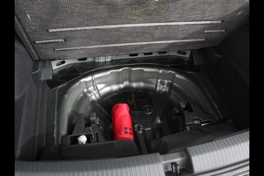 Volkswagen T-Roc 1.5 TSI 150pk Automaat R-Line | Navigatie | Apple Carplay/Android Auto | Camera | Parkeersensoren | Adaptive Cruise Control | Stoelverwarming | Virtual Cockpit | Elektrische achterklep | Getinte ramen | Climate Control