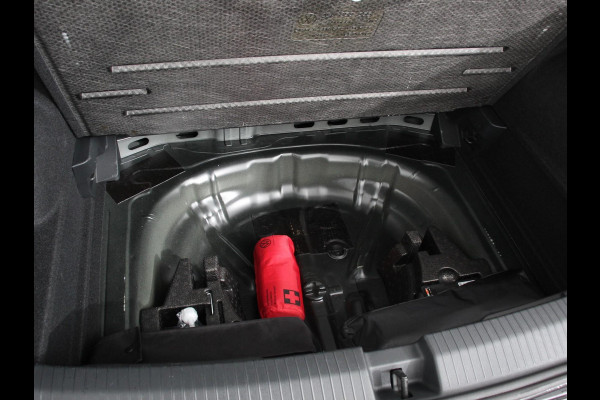 Volkswagen T-Roc 1.5 TSI 150pk Automaat R-Line | Navigatie | Apple Carplay/Android Auto | Camera | Parkeersensoren | Adaptive Cruise Control | Stoelverwarming | Virtual Cockpit | Elektrische achterklep | Getinte ramen | Climate Control