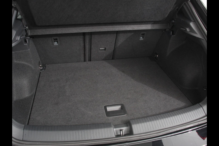 Volkswagen T-Roc 1.5 TSI 150pk Automaat R-Line | Navigatie | Apple Carplay/Android Auto | Camera | Parkeersensoren | Adaptive Cruise Control | Stoelverwarming | Virtual Cockpit | Elektrische achterklep | Getinte ramen | Climate Control