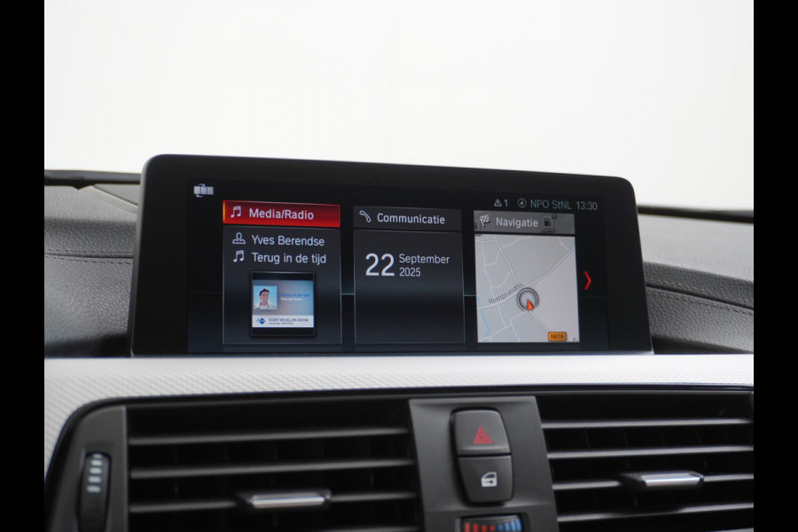 BMW 3 Serie Touring 330i AUT-8 M-Sport Pack Leder+Memory Harman&Kardon® Audio Adap.Cruise Apple Carplay Head-Up Navi 19" Virtual CockpitCame Lmv  Stoelverwarming DAB Elek.Achterklep Zwarte-Hemel Adaptieve Led Wifi Surround Camera Origineel Nederlandse Auto Zeer compleet! € 71.000 nieuwprijs !