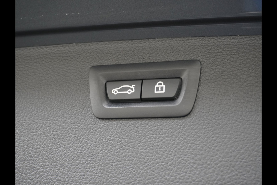 BMW 3 Serie Touring 330i AUT-8 M-Sport Pack Leder+Memory Harman&Kardon® Audio Adap.Cruise Apple Carplay Head-Up Navi 19" Virtual CockpitCame Lmv  Stoelverwarming DAB Elek.Achterklep Zwarte-Hemel Adaptieve Led Wifi Surround Camera Origineel Nederlandse Auto Zeer compleet! € 71.000 nieuwprijs !