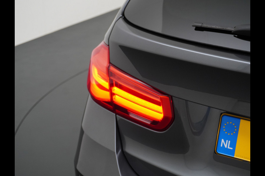 BMW 3 Serie Touring 330i AUT-8 M-Sport Pack Leder+Memory Harman&Kardon® Audio Adap.Cruise Apple Carplay Head-Up Navi 19" Virtual CockpitCame Lmv  Stoelverwarming DAB Elek.Achterklep Zwarte-Hemel Adaptieve Led Wifi Surround Camera Origineel Nederlandse Auto Zeer compleet! € 71.000 nieuwprijs !