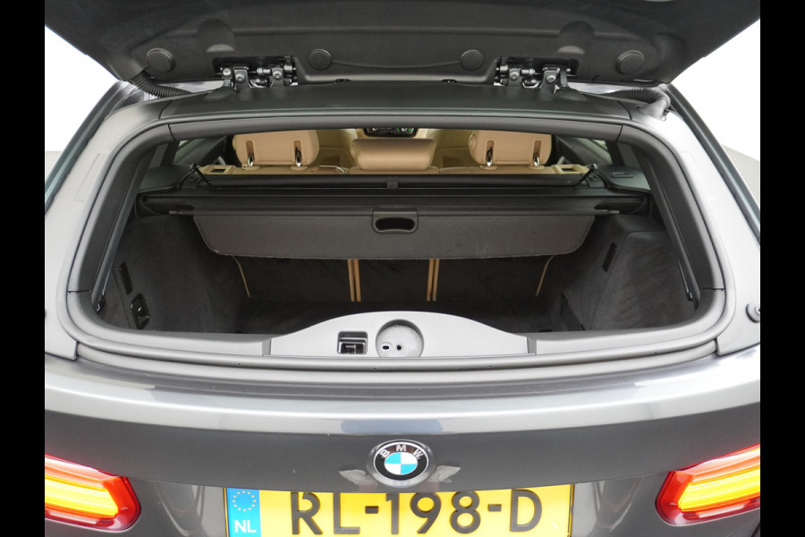 BMW 3 Serie Touring 330i AUT-8 M-Sport Pack Leder+Memory Harman&Kardon® Audio Adap.Cruise Apple Carplay Head-Up Navi 19" Virtual CockpitCame Lmv  Stoelverwarming DAB Elek.Achterklep Zwarte-Hemel Adaptieve Led Wifi Surround Camera Origineel Nederlandse Auto Zeer compleet! € 71.000 nieuwprijs !