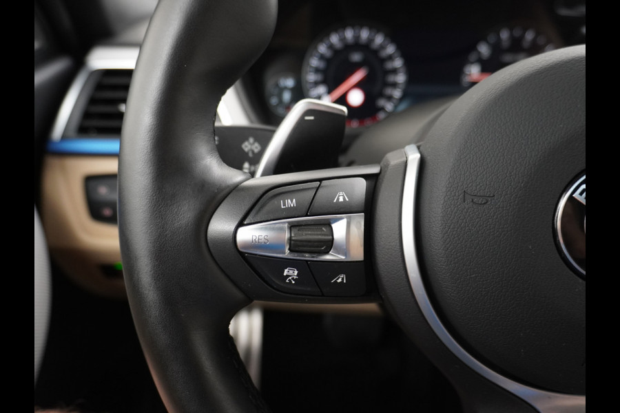 BMW 3 Serie Touring 330i AUT-8 M-Sport Pack Leder+Memory Harman&Kardon® Audio Adap.Cruise Apple Carplay Head-Up Navi 19" Virtual CockpitCame Lmv  Stoelverwarming DAB Elek.Achterklep Zwarte-Hemel Adaptieve Led Wifi Surround Camera Origineel Nederlandse Auto Zeer compleet! € 71.000 nieuwprijs !