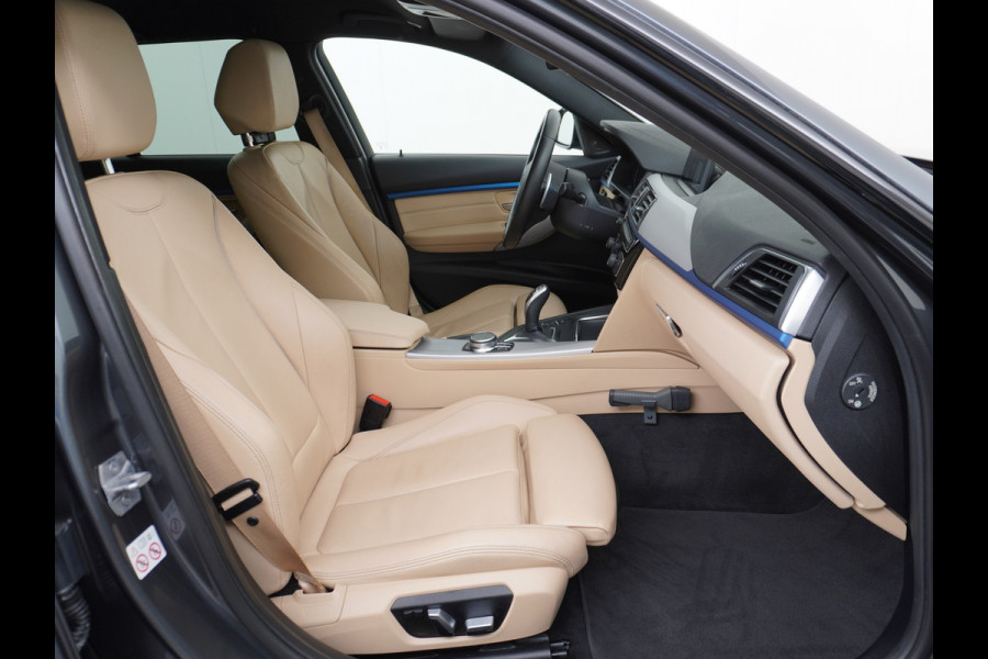 BMW 3 Serie Touring 330i AUT-8 M-Sport Pack Leder+Memory Harman&Kardon® Audio Adap.Cruise Apple Carplay Head-Up Navi 19" Virtual CockpitCame Lmv  Stoelverwarming DAB Elek.Achterklep Zwarte-Hemel Adaptieve Led Wifi Surround Camera Origineel Nederlandse Auto Zeer compleet! € 71.000 nieuwprijs !