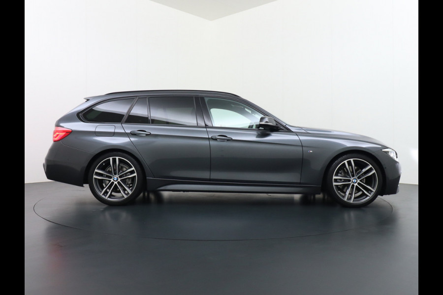 BMW 3 Serie Touring 330i AUT-8 M-Sport Pack Leder+Memory Harman&Kardon® Audio Adap.Cruise Apple Carplay Head-Up Navi 19" Virtual CockpitCame Lmv  Stoelverwarming DAB Elek.Achterklep Zwarte-Hemel Adaptieve Led Wifi Surround Camera Origineel Nederlandse Auto Zeer compleet! € 71.000 nieuwprijs !