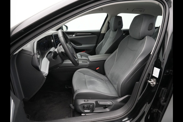 Volkswagen Passat Variant 1.5 eTSI 150pk Business Trekhaak Navigatie Camera Side Assist Acc ARGON 343