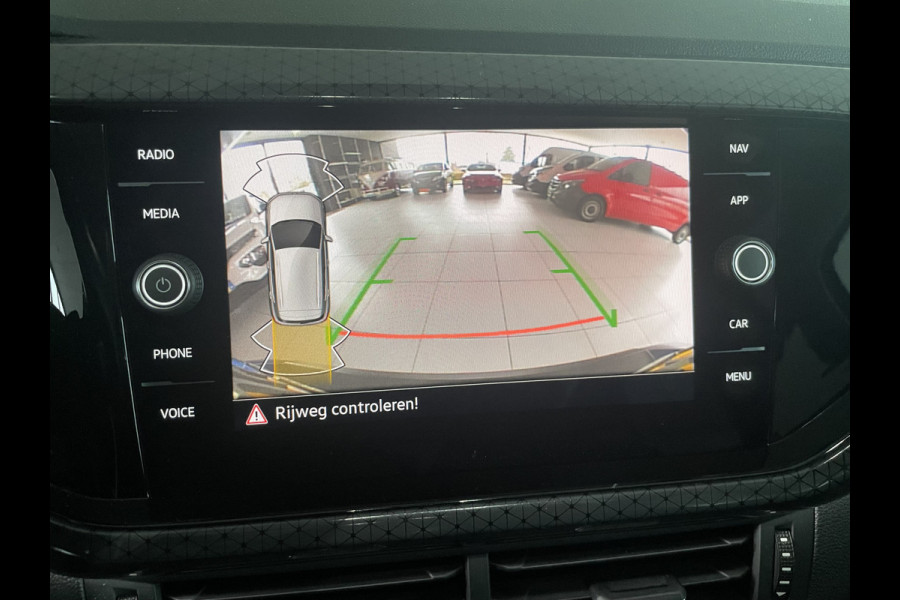 Volkswagen T-Cross Automaat 1.5 TSI Style Business R design automaat Airco - Cruise control - Parkeersensoren voor en achter - Navigatie - Dakrails - Bluetooth - Dodehoek detector - Stuur leder - Stuur multifunctioneel - Start/stop systeem - Radio - Licht metalen velgen 17 inch
