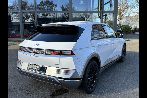 Hyundai IONIQ 5 Lounge AWD 77.4 kWh SOH 100% RIJKLAAR! | FABRIEKSGARANTIE HYUNDAI TOT 10-2028| |STOELVERWARMING + VENTILATIE| DEALER OH. |ELEK. ACHTERKLEP| BOSE AUDIO| VOL OPTIES| ACHTERBANK VERWARMD| HEAD-UP