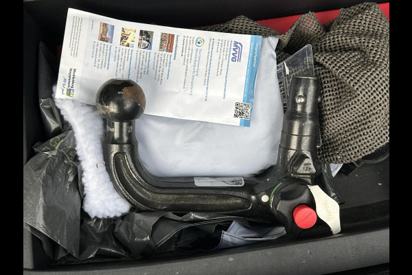 Mitsubishi Outlander 2.0 PHEV Prestige+ VEEL OPTIES!| ELEK. STOEL| ELEK. ACHTERKLEP| STOEL/STUURVERWARMING | AFNEEMBARE TREKHAAK | PANO DAK | ACHTERUITRIJ CAMERA |