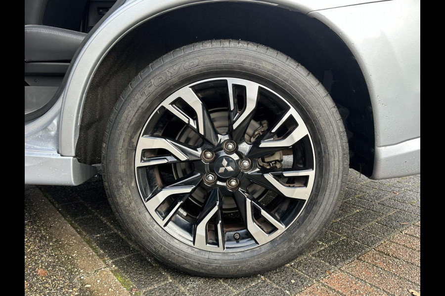 Mitsubishi Outlander 2.0 PHEV Prestige+ VEEL OPTIES!| ELEK. STOEL| ELEK. ACHTERKLEP| STOEL/STUURVERWARMING | AFNEEMBARE TREKHAAK | PANO DAK | ACHTERUITRIJ CAMERA |