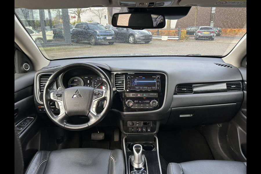 Mitsubishi Outlander 2.0 PHEV Prestige+ VEEL OPTIES!| ELEK. STOEL| ELEK. ACHTERKLEP| STOEL/STUURVERWARMING | AFNEEMBARE TREKHAAK | PANO DAK | ACHTERUITRIJ CAMERA |