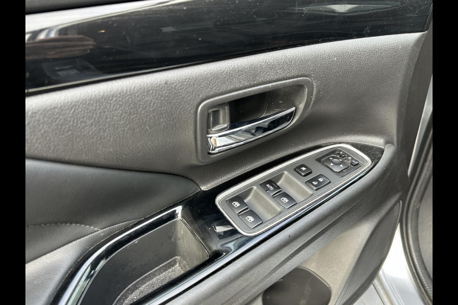 Mitsubishi Outlander 2.0 PHEV Prestige+ VEEL OPTIES!| ELEK. STOEL| ELEK. ACHTERKLEP| STOEL/STUURVERWARMING | AFNEEMBARE TREKHAAK | PANO DAK | ACHTERUITRIJ CAMERA |