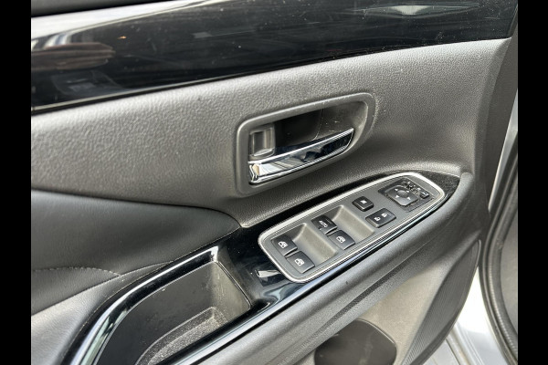 Mitsubishi Outlander 2.0 PHEV Prestige+ VEEL OPTIES!| ELEK. STOEL| ELEK. ACHTERKLEP| STOEL/STUURVERWARMING | AFNEEMBARE TREKHAAK | PANO DAK | ACHTERUITRIJ CAMERA |