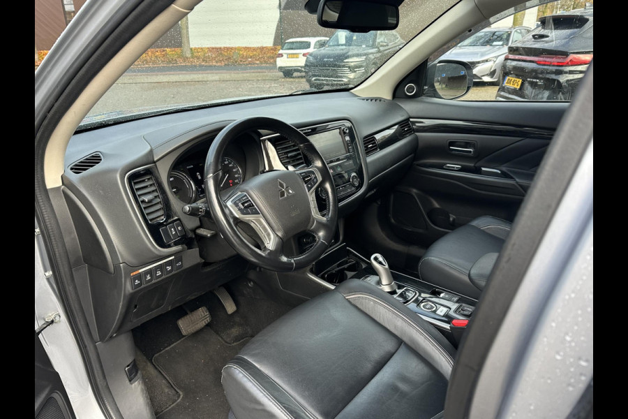 Mitsubishi Outlander 2.0 PHEV Prestige+ VEEL OPTIES!| ELEK. STOEL| ELEK. ACHTERKLEP| STOEL/STUURVERWARMING | AFNEEMBARE TREKHAAK | PANO DAK | ACHTERUITRIJ CAMERA |