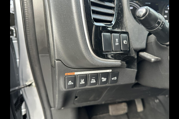 Mitsubishi Outlander 2.0 PHEV Prestige+ VEEL OPTIES!| ELEK. STOEL| ELEK. ACHTERKLEP| STOEL/STUURVERWARMING | AFNEEMBARE TREKHAAK | PANO DAK | ACHTERUITRIJ CAMERA |