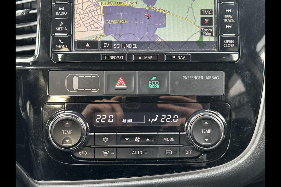 Mitsubishi Outlander 2.0 PHEV Prestige+ VEEL OPTIES!| ELEK. STOEL| ELEK. ACHTERKLEP| STOEL/STUURVERWARMING | AFNEEMBARE TREKHAAK | PANO DAK | ACHTERUITRIJ CAMERA |