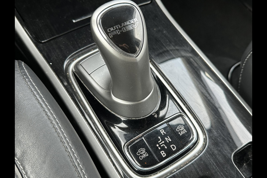 Mitsubishi Outlander 2.0 PHEV Prestige+ VEEL OPTIES!| ELEK. STOEL| ELEK. ACHTERKLEP| STOEL/STUURVERWARMING | AFNEEMBARE TREKHAAK | PANO DAK | ACHTERUITRIJ CAMERA |