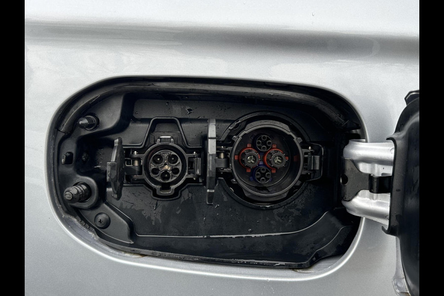Mitsubishi Outlander 2.0 PHEV Prestige+ VEEL OPTIES!| ELEK. STOEL| ELEK. ACHTERKLEP| STOEL/STUURVERWARMING | AFNEEMBARE TREKHAAK | PANO DAK | ACHTERUITRIJ CAMERA |