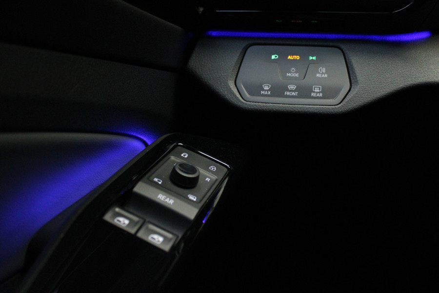 Volkswagen ID.4 Navi ACC Camera Warmtepomp PDC Stuurverwarm. Carplay 19" LM velgen Climate voor & achter Interieur voorverwarming & koeling