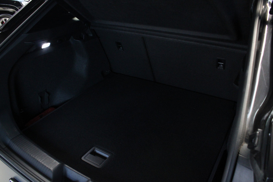 Volkswagen ID.4 Navi ACC Camera Warmtepomp PDC Stuurverwarm. Carplay 19" LM velgen Climate voor & achter Interieur voorverwarming & koeling