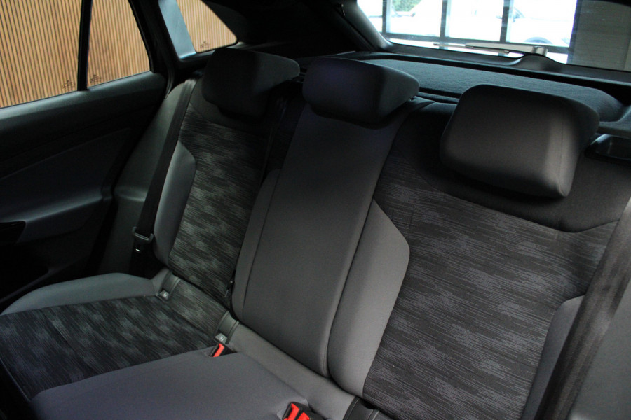 Volkswagen ID.4 Navi ACC Camera Warmtepomp PDC Stuurverwarm. Carplay 19" LM velgen Climate voor & achter Interieur voorverwarming & koeling