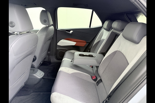 Volkswagen ID.3 First Plus 58kWh Apple Carplay Android Auto Adap.Cruise Lmv 19" Navi Camera Pdc Stoel+Stuurverwarming Keyless Advanced Matrix Led + Dynamisch Led Achterlicht en Isofix DAB Privacy Glas Rijstrooksensor SOH 89% Origineel Nederlandse Auto