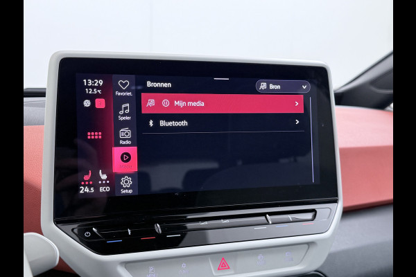 Volkswagen ID.3 First Plus 58kWh Apple Carplay Android Auto Adap.Cruise Lmv 19" Navi Camera Pdc Stoel+Stuurverwarming Keyless Advanced Matrix Led + Dynamisch Led Achterlicht en Isofix DAB Privacy Glas Rijstrooksensor SOH 89% Origineel Nederlandse Auto