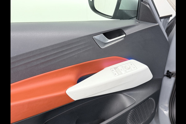 Volkswagen ID.3 First Plus 58kWh Apple Carplay Android Auto Adap.Cruise Lmv 19" Navi Camera Pdc Stoel+Stuurverwarming Keyless Advanced Matrix Led + Dynamisch Led Achterlicht en Isofix DAB Privacy Glas Rijstrooksensor SOH 89% Origineel Nederlandse Auto