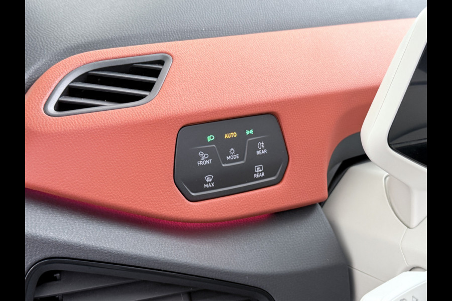Volkswagen ID.3 First Plus 58kWh Apple Carplay Android Auto Adap.Cruise Lmv 19" Navi Camera Pdc Stoel+Stuurverwarming Keyless Advanced Matrix Led + Dynamisch Led Achterlicht en Isofix DAB Privacy Glas Rijstrooksensor SOH 89% Origineel Nederlandse Auto
