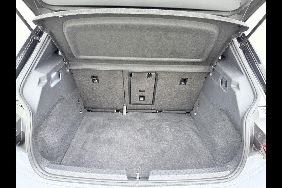 Volkswagen ID.3 First Plus 58kWh Apple Carplay Android Auto Adap.Cruise Lmv 19" Navi Camera Pdc Stoel+Stuurverwarming Keyless Advanced Matrix Led + Dynamisch Led Achterlicht en Isofix DAB Privacy Glas Rijstrooksensor SOH 89% Origineel Nederlandse Auto