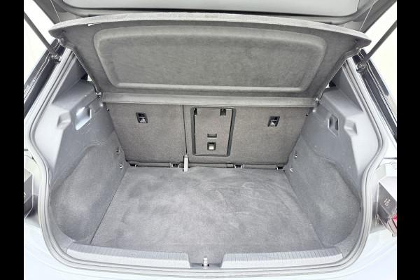 Volkswagen ID.3 First Plus 58kWh Apple Carplay Android Auto Adap.Cruise Lmv 19" Navi Camera Pdc Stoel+Stuurverwarming Keyless Advanced Matrix Led + Dynamisch Led Achterlicht en Isofix DAB Privacy Glas Rijstrooksensor SOH 89% Origineel Nederlandse Auto