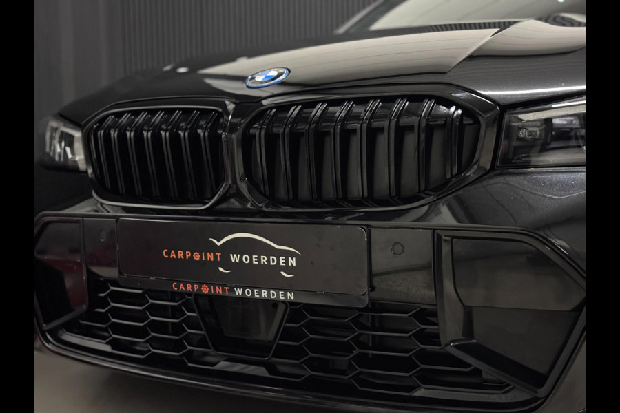 BMW 3 Serie Touring 330e M-SPORT | CARBON | LASERLIGHT | VEEL OPTIES!