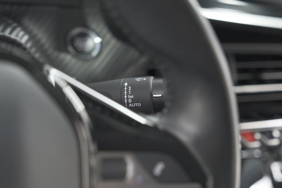 Peugeot 2008 PureTech 130 Allure | Trekhaak | Camera | Stoelverwarming | Adaptieve Cruise Control