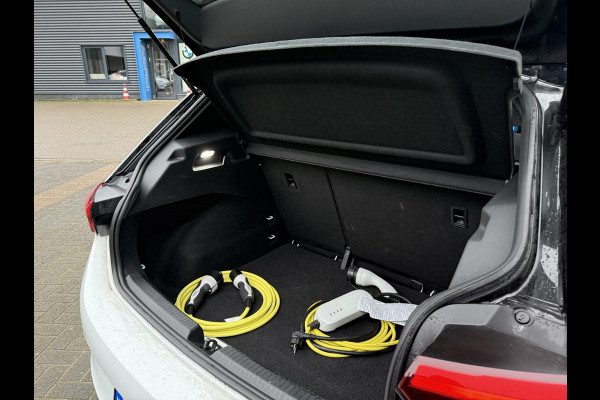 Volkswagen ID.3 PRO PERFORMANCE 58 kWh 204 PK | Warmtepomp | Stoel- & Stuurverwarming | Trekhaak | Adaptieve Cruise Control | Lane Assist