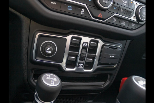 Jeep Wrangler Unlimited 4xe 380 Sahara | 22" Brute velgen | Uit voorraad leverbaar | MY25 | Sky One-Touch Power Soft Top | Geel kenteken !