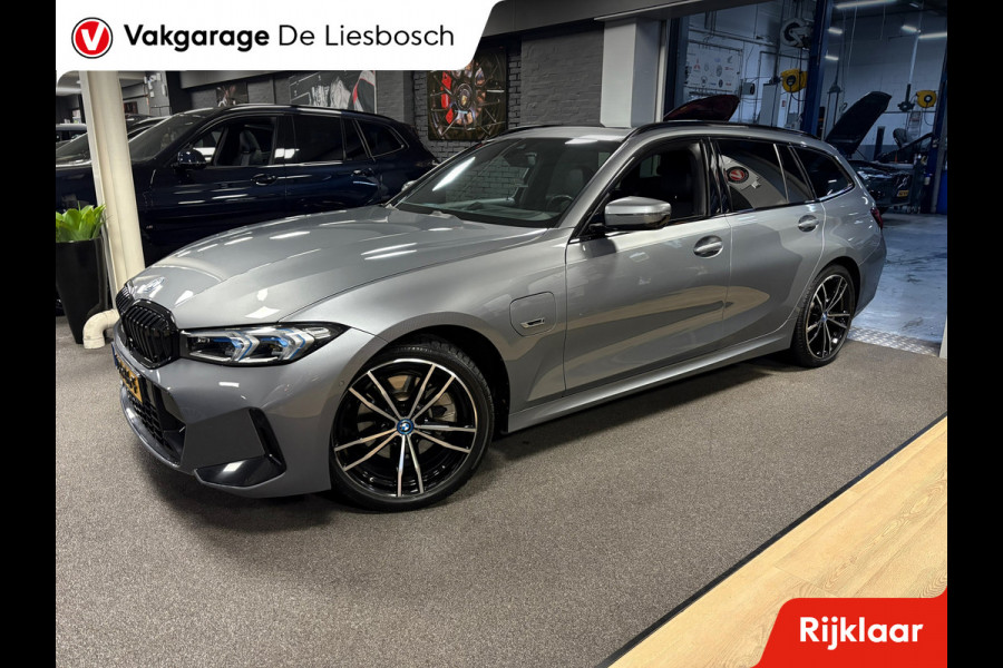 BMW 3 Serie Touring 330e xDrive M-pakket facelift / Panorama-dak / head-up / 360 camera / Harman-Kardon