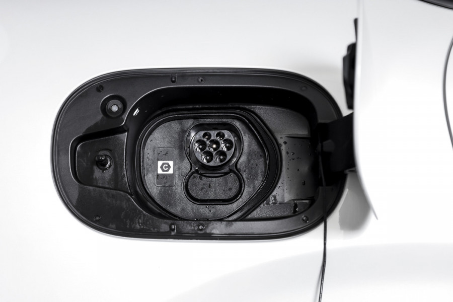 Mazda CX-60 2.5 e-SkyActiv PHEV Takumi | Dig.Cockpit | Adapt.Cruise | Winterpakket | PDC | Camera | NAV + App.Connect | ECC | Trekhaak | LM 21" |