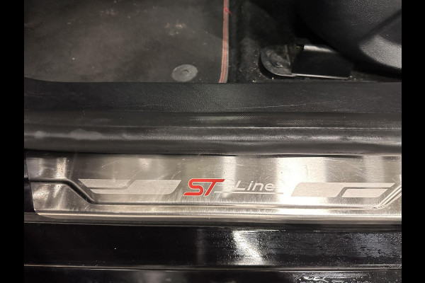 Ford Fiesta 1.0 EcoBoost ST-Line 125PK 6V Navigatie Full LED Carplay Parkeersensoren Cruise Control Stoel+Stuurverwarming Climate Control Privacy Glass 17" DAB+