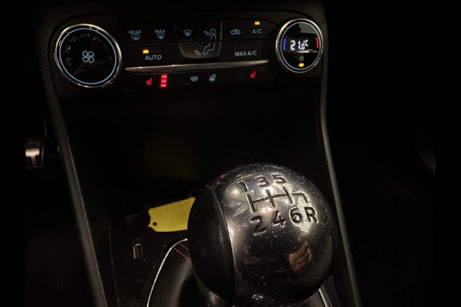 Ford Fiesta 1.0 EcoBoost ST-Line 125PK 6V Navigatie Full LED Carplay Parkeersensoren Cruise Control Stoel+Stuurverwarming Climate Control Privacy Glass 17" DAB+