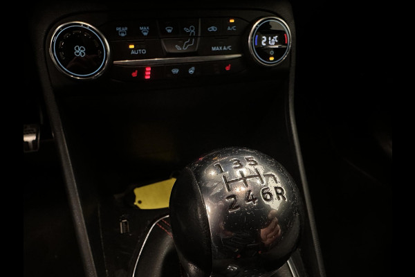 Ford Fiesta 1.0 EcoBoost ST-Line 125PK 6V Navigatie Full LED Carplay Parkeersensoren Cruise Control Stoel+Stuurverwarming Climate Control Privacy Glass 17" DAB+