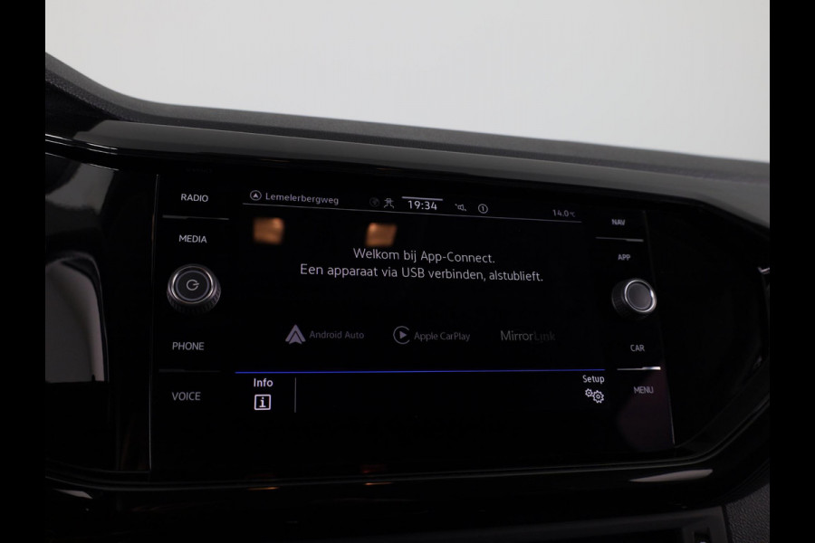 Volkswagen T-Cross 1.0 TSI Life 95 PK | Navigatie | Parkeersensoren voor en achter |