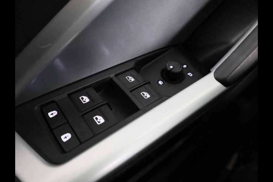 Audi Q3 Sportback 45 TFSI e S Edition 245 pk S-tronic | Navigatie | Panoramadak | Parkeersensoren | LED koplampen | Optiek pakket zwart |