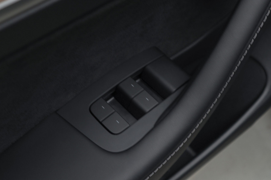 Tesla Model 3 RWD Autopilot ACC Stuurverwarm. PDC Leer Navi Panoramadak 360° Elektr. achterklep Stoelverwarming voor & achter Climate voor & achter LM velgen BTW auto! Nieuw!