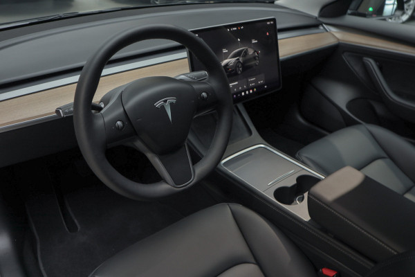 Tesla Model 3 RWD Autopilot ACC Stuurverwarm. PDC Leer Navi Panoramadak 360° Elektr. achterklep Stoelverwarming voor & achter Climate voor & achter LM velgen BTW auto! Nieuw!