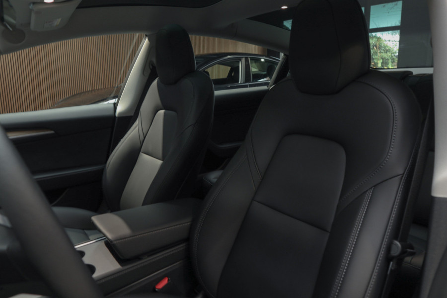 Tesla Model 3 RWD Autopilot ACC Stuurverwarm. PDC Leer Navi Panoramadak 360° Elektr. achterklep Stoelverwarming voor & achter Climate voor & achter LM velgen BTW auto! Nieuw!