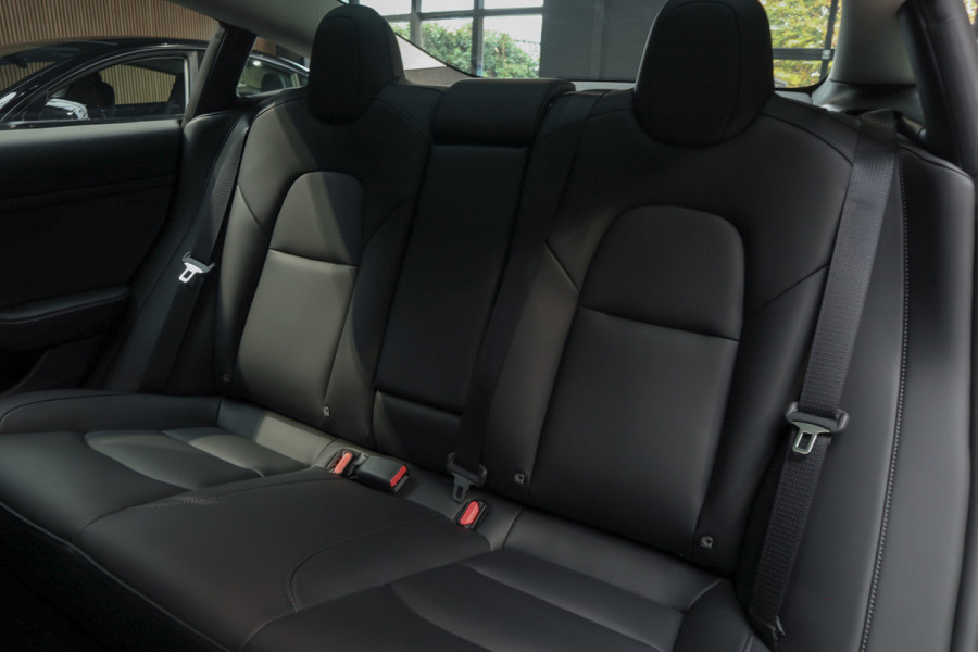 Tesla Model 3 RWD Autopilot ACC Stuurverwarm. PDC Leer Navi Panoramadak 360° Elektr. achterklep Stoelverwarming voor & achter Climate voor & achter LM velgen BTW auto! Nieuw!