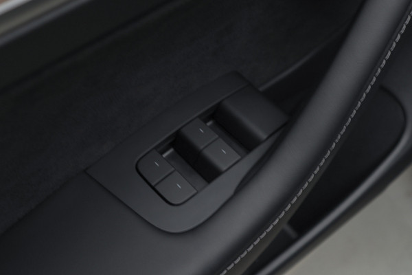Tesla Model 3 RWD Autopilot ACC Stuurverwarm. PDC Leer Navi Panoramadak 360° Elektr. achterklep Stoelverwarming voor & achter Climate voor & achter LM velgen BTW auto! Nieuw!