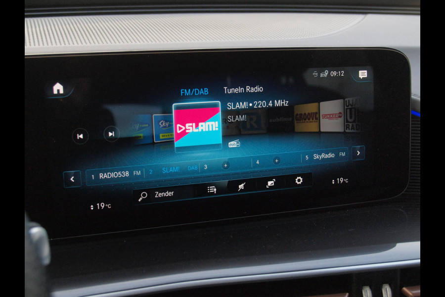 Mercedes-Benz EQC 400 4MATIC Business Solution AMG 80 kWh | AMG Night Edition | Camera | Cruise Control | Sfeerverlichting | NL-Auto |