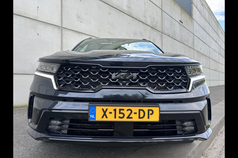 Kia Sorento 1.6 T-GDI Plug-in Hybrid 4WD ExecutiveLine Automaat | Elektrische Trekhaak | 7 Persoons | Panoramadak | BOSE | Leder | HUD | 360 Camera | Navi | 19” Velgen | Stoelkoeling | Key-Less | BSD | Clima | Stuur-/Stoelverwarming | PDC | Cruise | LED |